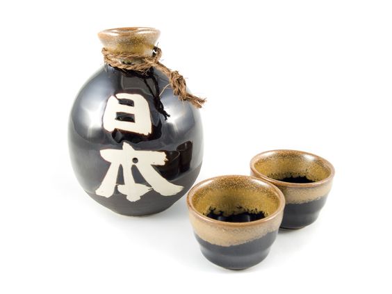El sake se sirve desde una pequeña jarra llamada tokkuri y se toma en cuencos de cerámica llamados chokos