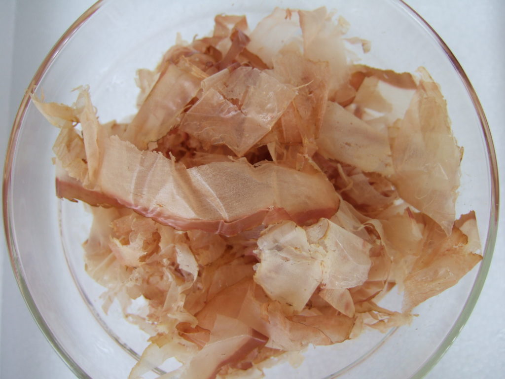 Katsuobushi, lomos de bonito seco. Ingrediente principal para el furikake, popular condimento japonés.
